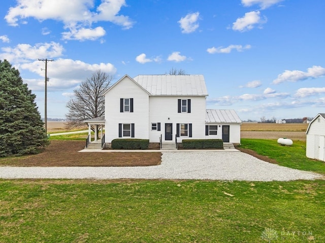 view of front facade featuring a front lawn