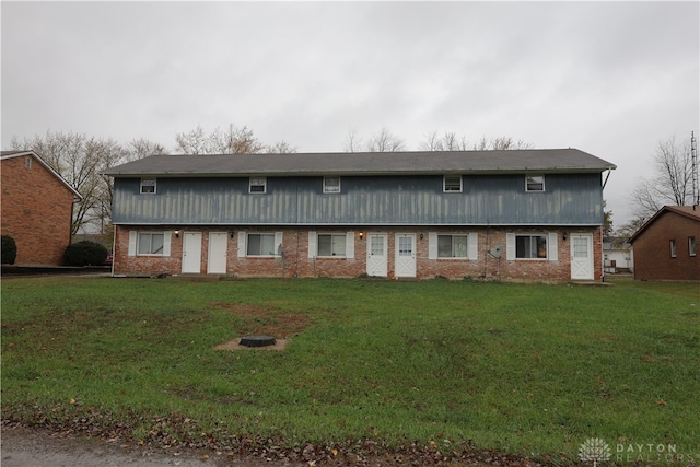 view of front of property featuring a front yard