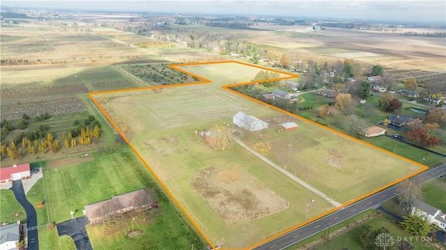 birds eye view of property featuring a rural view