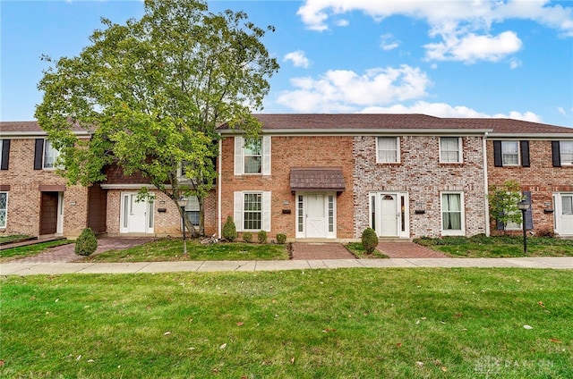 view of front of property with a front yard