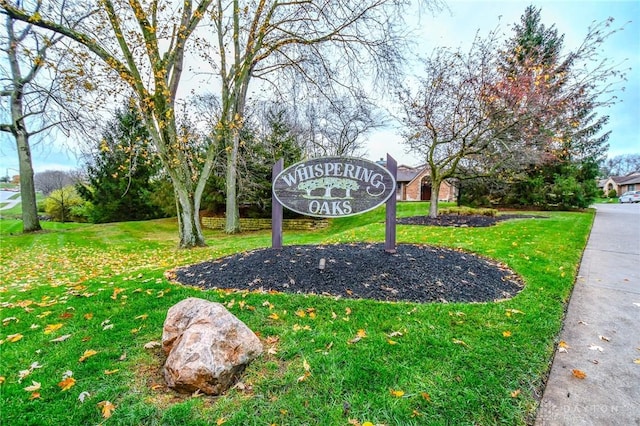 community sign featuring a yard