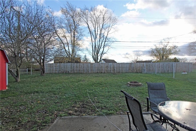 view of yard featuring an outdoor fire pit