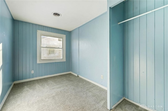 unfurnished room featuring carpet