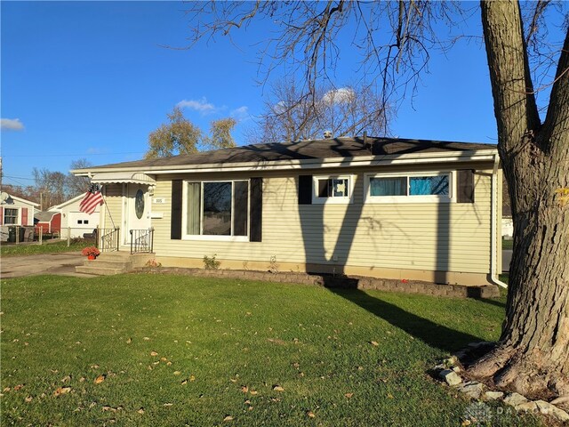 view of front of property featuring a front yard