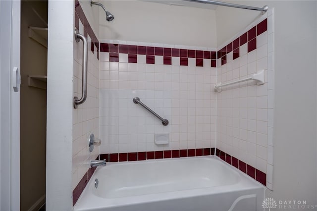 bathroom with tiled shower / bath