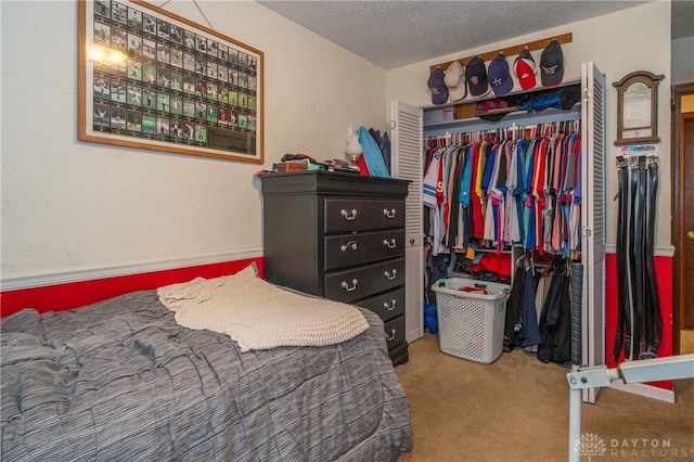 bedroom featuring carpet flooring, a closet, and a textured ceiling