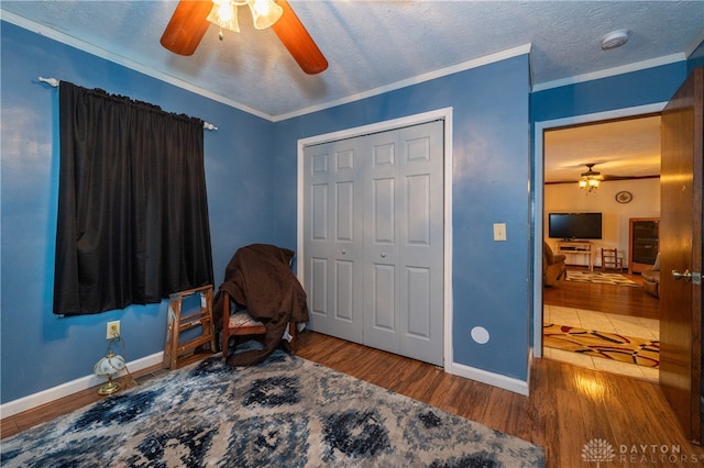 sitting room with wood-type flooring and ornamental molding