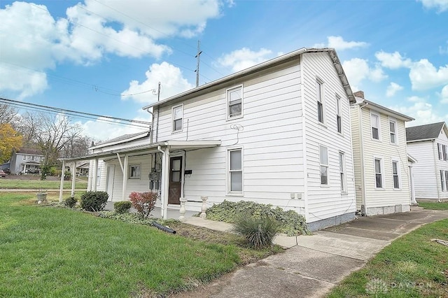 view of front of property featuring covered porch and a front yard