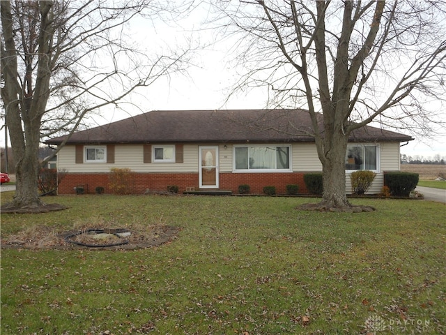 single story home with a front yard