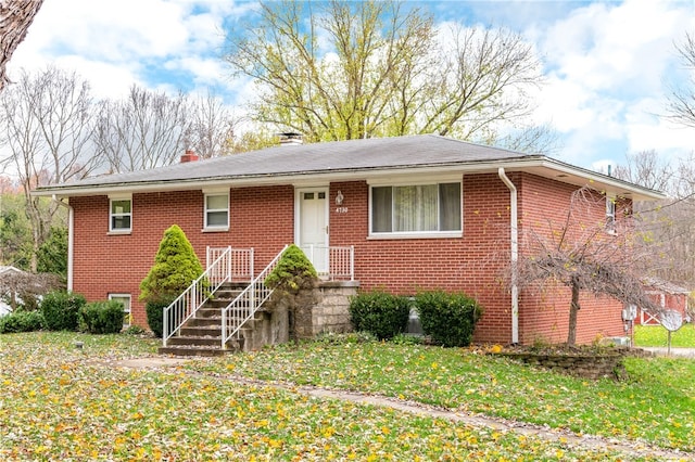 view of front of home featuring a front yard