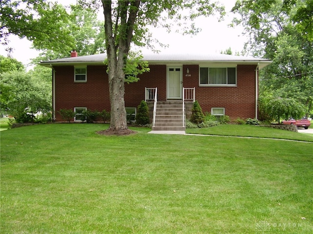 view of front facade with a front yard