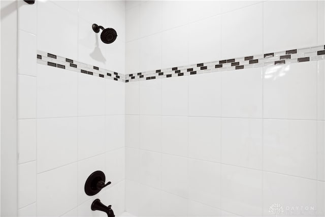 room details with tiled shower / bath