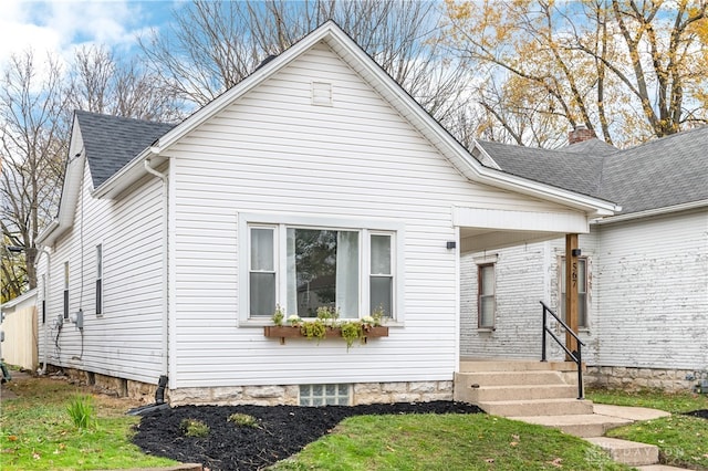 view of front of property with a front yard