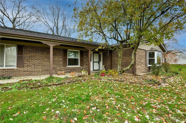 view of front facade with a front lawn