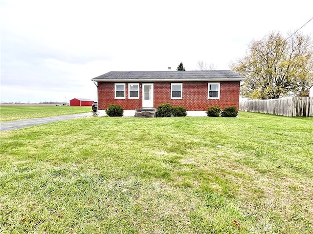 ranch-style home featuring a front lawn