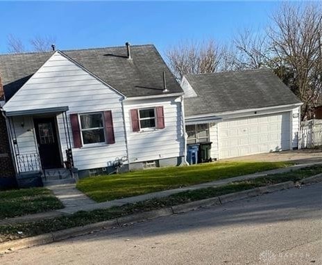 view of front facade featuring a garage and a front yard