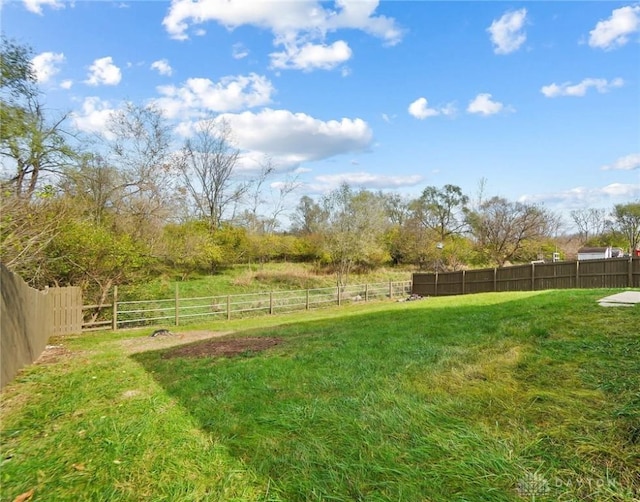 view of yard featuring a rural view