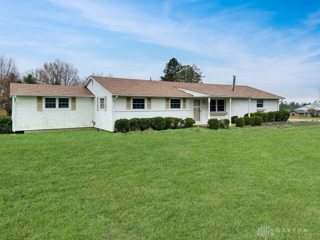 view of front of property with a front yard