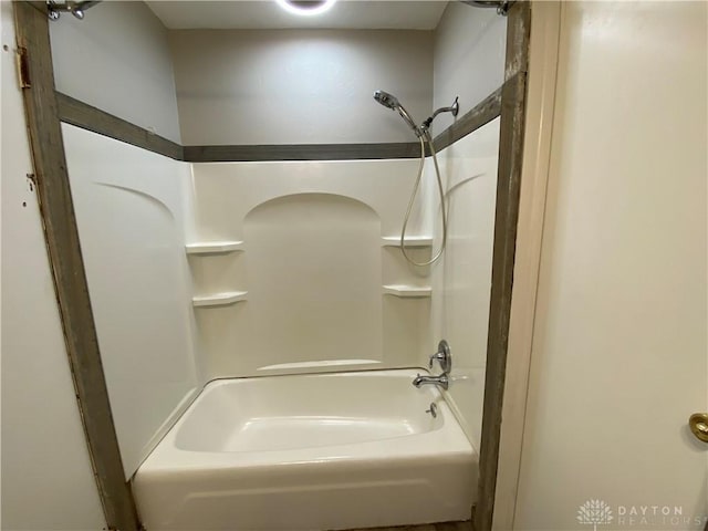 bathroom with tub / shower combination