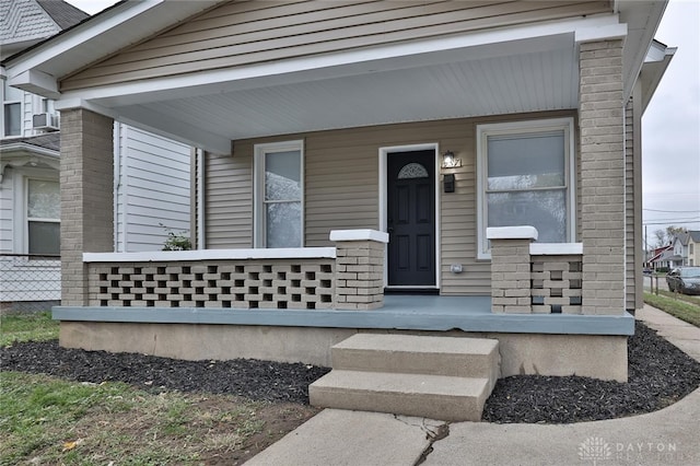 property entrance featuring a porch