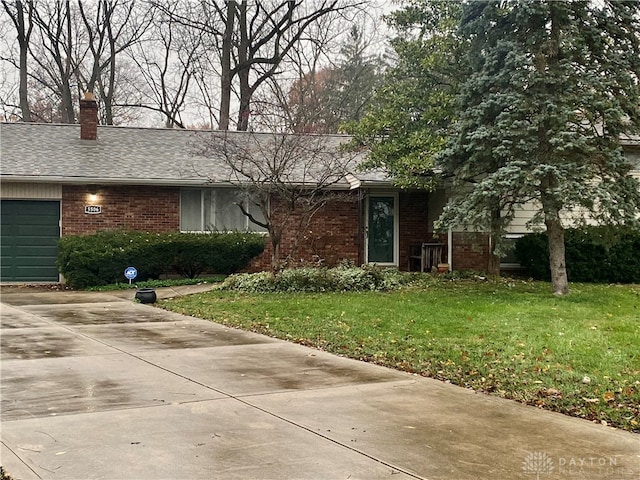 view of front of home featuring a front lawn