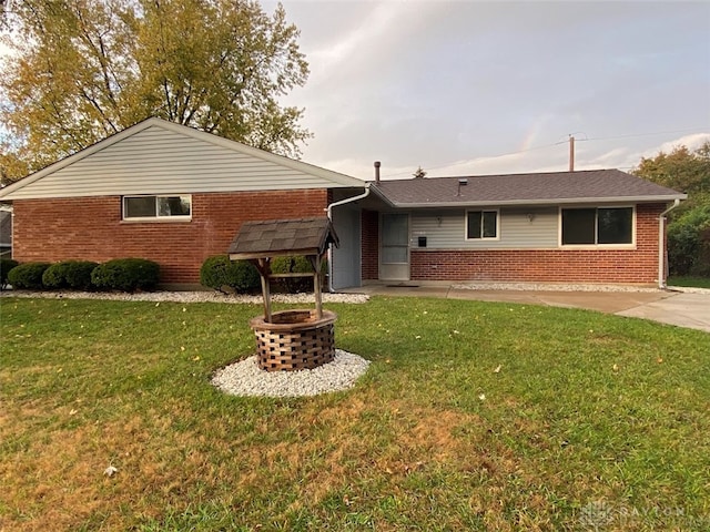 single story home featuring a front lawn