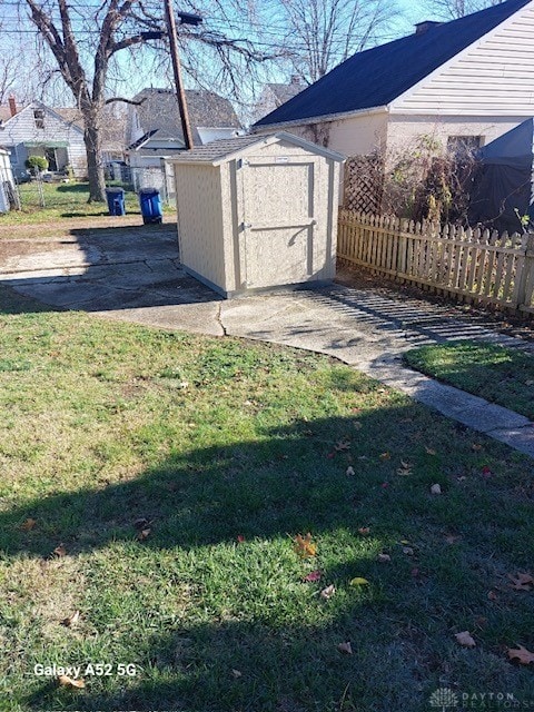 view of yard featuring a storage unit