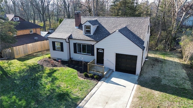 view of front of property featuring a front lawn