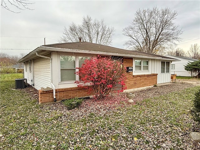 view of front of house featuring a front lawn