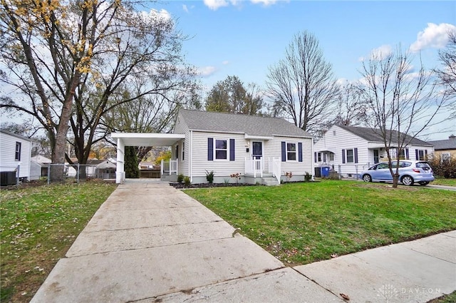 view of front of home featuring a front yard and a carport