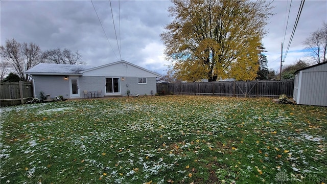 view of yard featuring a shed