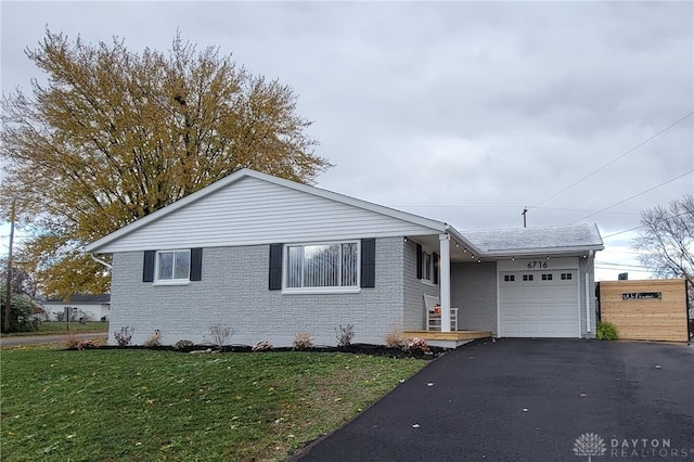 view of front facade featuring a front yard and a garage