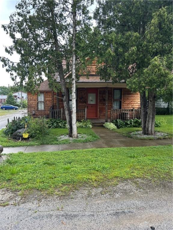 8 W Walnut St, Spring Valley, OH 45370 - view of front of property featuring covered porch and a front yard