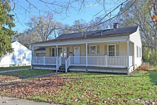 view of front of house with covered porch and a front lawn