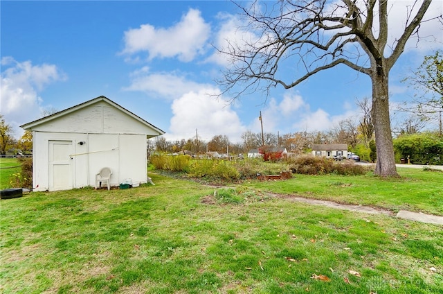 view of yard featuring a storage unit