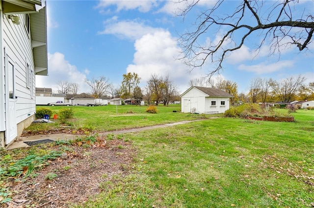 view of yard with an outbuilding