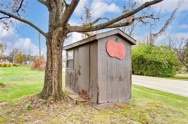 view of outdoor structure with a yard