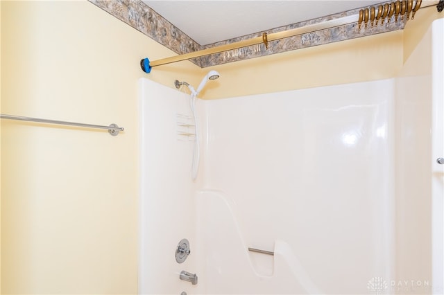 bathroom with bathtub / shower combination