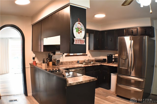 kitchen with ceiling fan, sink, kitchen peninsula, light hardwood / wood-style floors, and appliances with stainless steel finishes