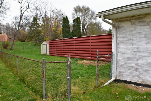 view of yard with a storage unit