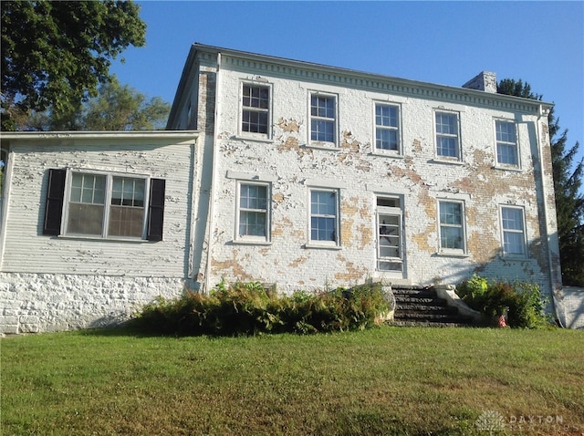 view of front facade featuring a front yard