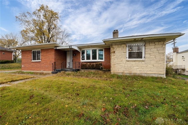 view of front of house featuring a front lawn