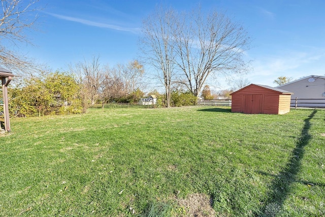 view of yard featuring a storage shed