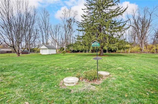 view of yard with an outbuilding