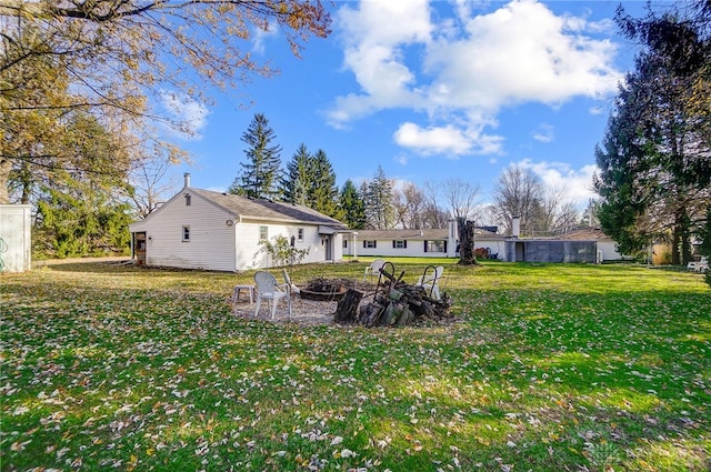 view of yard featuring an outdoor fire pit