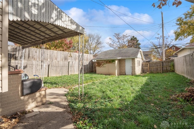 view of yard featuring a storage shed