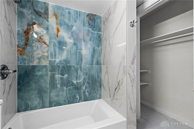 bathroom featuring tiled shower / bath combo