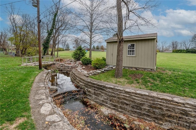 view of yard featuring a shed