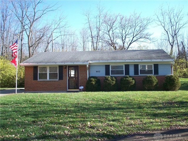 ranch-style house featuring a front lawn