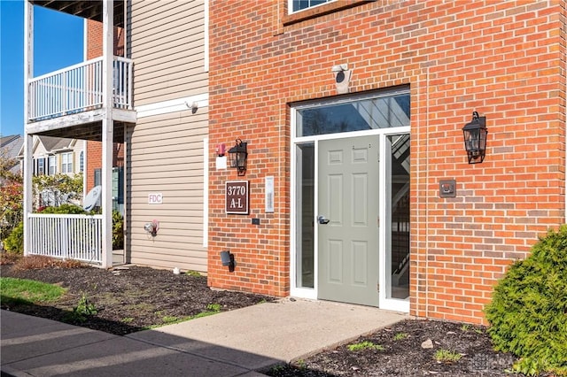 property entrance featuring a balcony